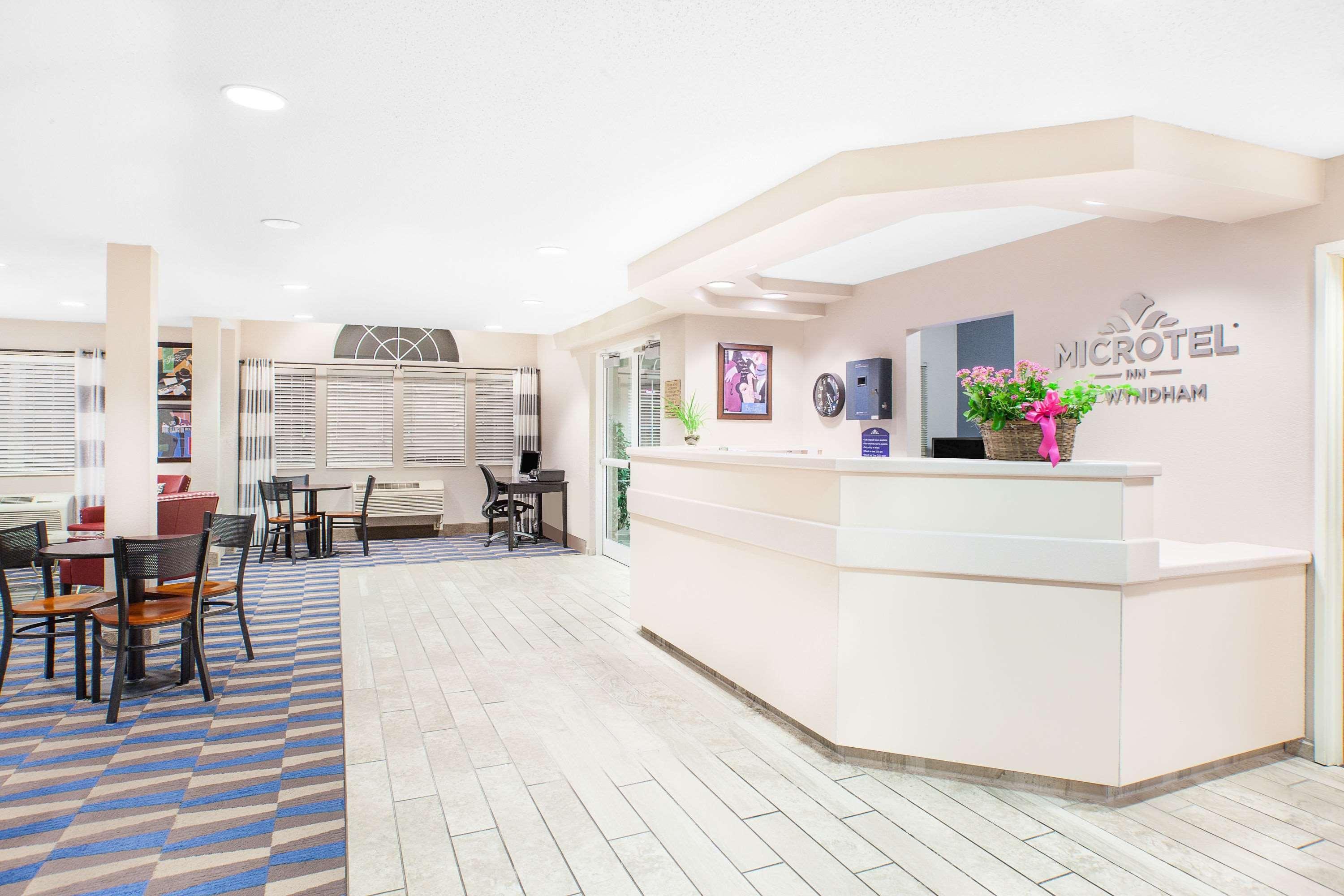 Microtel Inn And Suites Clear Lake Esterno foto